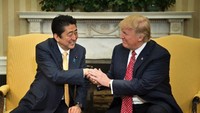 Donald Trump-AbeJabat tangan selanjutnya yang mengguncang dunia kali ini melibatkan Presiden AS Donald Trump, dengan beberapa petinggi negara lain. Salah satunya jabat tangan antara Trump dengan PM Jepang Shinzo Abe.Meskipun bersejarah, jabat tangan Trump terkadang dijadikan olok-olok di media sosial. Ini karena cara Trump menjabat tangan seseorang, yaitu mencoba menarik tangan pemimpin dunia lain dalam waktu yang cukup lama sehingga terkadang membuat tidak nyaman, termasuk Abe.Abe kala itu tampak memutar matanya dengan ekspresi lega setelah melakukan jabat tangan dengan Trump di Washington.