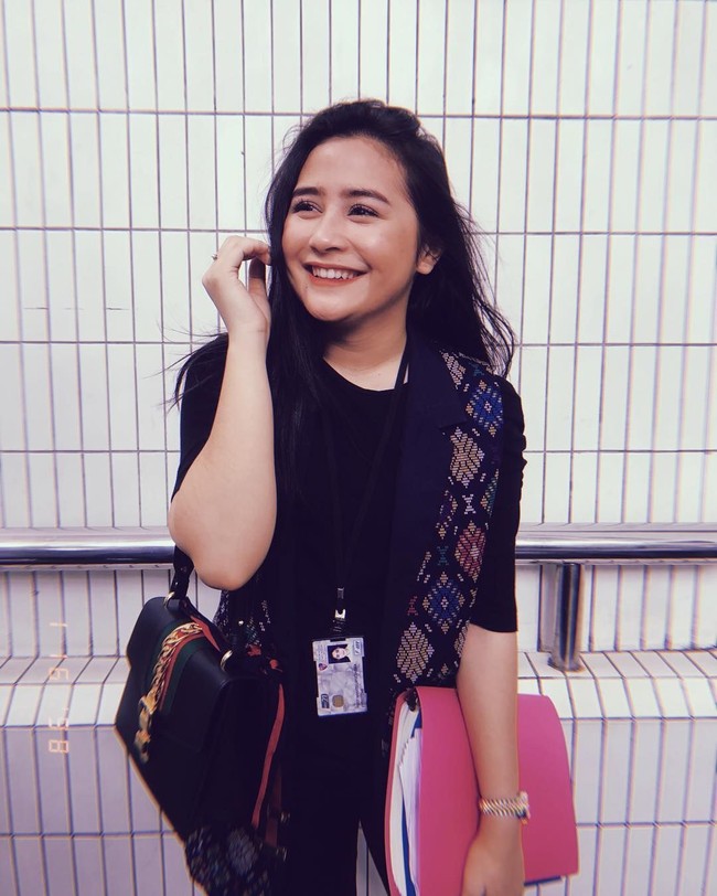 Aktris yang kini berpacaran dengan Maxime Bouttier itu terlihat tersenyum bahagia saat berpose di kampus. Dia tampak menenteng tas Gucci seri Sylvie seharga US$ 3.080 atau sekitar Rp 42,8 juta. Foto: Dok. Instagram Prilly Latuconsina