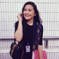 Aktris yang kini berpacaran dengan Maxime Bouttier itu terlihat tersenyum bahagia saat berpose di kampus. Dia tampak menenteng tas Gucci seri Sylvie seharga US$ 3.080 atau sekitar Rp 42,8 juta. Foto: Dok. Instagram Prilly Latuconsina