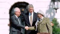 Arafat-RabinSetelah negosiasi rahasia berbulan-bulan di Norwegia, Perdana Menteri Israel Yitzhak Rabin dan Pemimpin Palestina Yasser Arafat berdiri di selatan Gedung Putih pada 13 September 1993 untuk menyaksikan penandatanganan Perjanjian Oslo.Lalu, dalam salah satu momen dramatis dari konflik Israel-Palestina, dengan tangan Presiden AS Bill Clinton yang seperti merangkul keduanya, Arafat dan Rabin berjabat tangan.