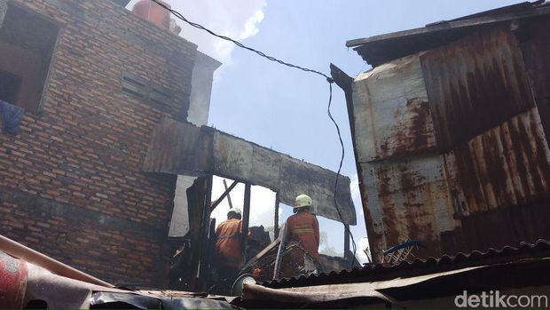 Sebanyak 11 unit mobil damkar dikerahkan ke lokasi