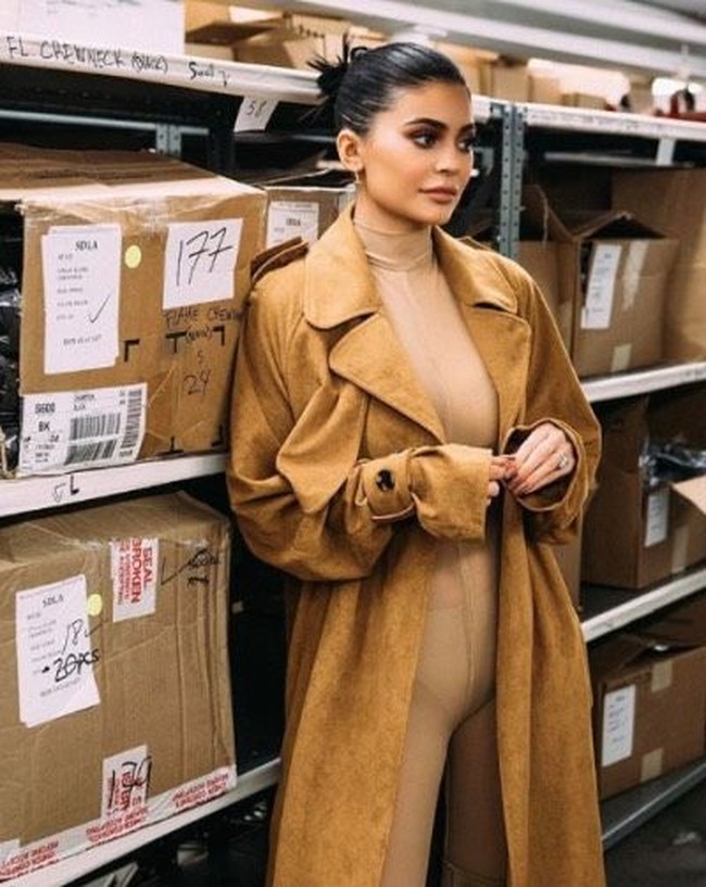 Saat pose di depan kardus, Kylie Jenner tetap membuat busananya senada berwarna coklat. Foto: Istimewa