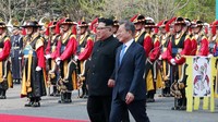 Kedatangan Kim disertai oleh saudara perempuannya sekaligus penasihat dekatnya, Kim Yo Jong dan kepala hubungan antar-Korea untuk Korut. Sedangkan Moon disertai oleh kepala intelijennya dan kepala stafnya.