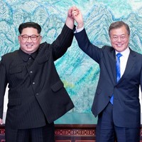 Perhatian dunia tengah tertuju pada Korea Selatan (Korsel) dan rivalnya, Korea Utara (Korut), menyusul pertemuan kedua pemimpinnya. Presiden Korsel Moon Jae-in dan Pemimpin Korut Kim Jong-Un melakukan pertemuan bersejarah di daerah perbatasan Panmunjom, Korea Selatan, Jumat (27/4/2018). (Foto: Korea Summit Press Pool via Reuters)