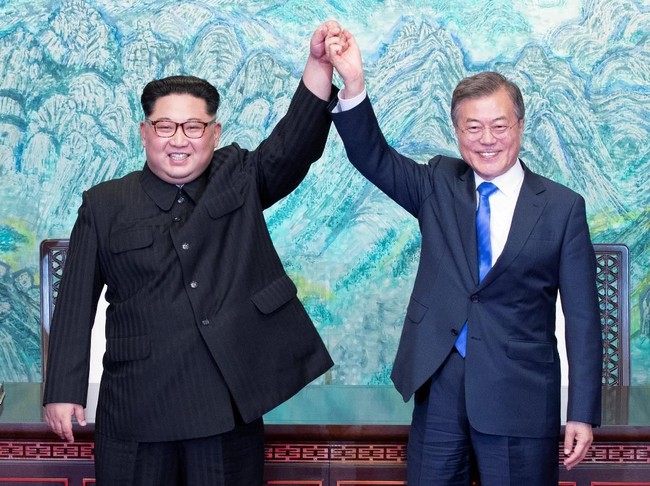 Perhatian dunia tengah tertuju pada Korea Selatan (Korsel) dan rivalnya, Korea Utara (Korut), menyusul pertemuan kedua pemimpinnya. Presiden Korsel Moon Jae-in dan Pemimpin Korut Kim Jong-Un melakukan pertemuan bersejarah di daerah perbatasan Panmunjom, Korea Selatan, Jumat (27/4/2018). (Foto: Korea Summit Press Pool via Reuters)