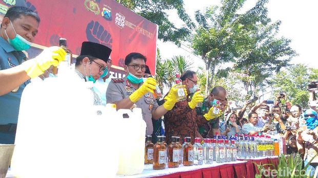 Disopiri Pangdam, Kapolda Musnahkan 50.700 Botol Miras dengan Buldozer