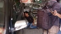 Dicky menyebut pria tersebut hendak bertransaksi narkoba. Petugas bersama warga sudah berusaha mengamankan mereka. Namun salah seorang pelaku mendorong petugas. (Foto: Screenshot video)