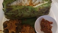 Ternyata nasi bakar juga enak lho jika disantap dengan empuknya daging iga cabai hijau. Kriuk emping renyah milik @chasing_foodie, dan tambahan sambal bawang juga semakin lezat. Foto: Istimewa