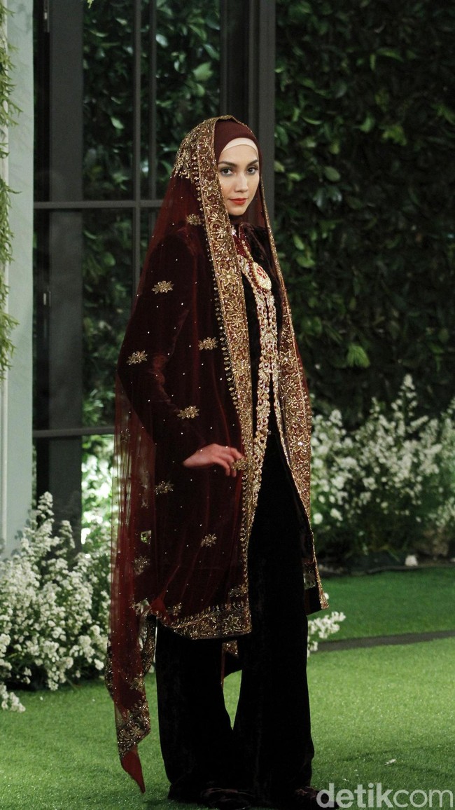 Koleksi Lebaran 2018 dari label hijab Mandjha Ivan Gunawan yang dipamerkan dalam fashion show di Suasana Restaurant, Aston Kuningan, Rabu, [25/4/2018]. [Foto: Mohammad Abduh/Wolipop]