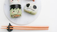 Menyambut halloween, sushi roll ini berbentuk kartun seram namun tetap lucu. Warnanya juga beragam, mulai dari putih, hijau dan oranye. Foto: Instagram @bentomonsters
