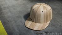 Topi biasanya dibuat dari bahan yang lembut. Namun topi Woodencap dari Rootpecker terbuat dari kayu. Karya ini merupakan yang pertama di dunia karena menggunakan kayu yang bertekstur lembut dan fleksibel. Istimewa/Inhabitat.