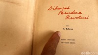 Salah satu buku bekas yang dijual berjudul Dibawah Bendera Revolusi.