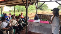 Ketua Umum DPN Perempuan Tani HKTI Dian Novita Susanto turut serta menanam bibit guna memberdayakan masyarakat sekitar, khususnya para kaum perempuan. Foto: dok. Perempuan Tani HKTI