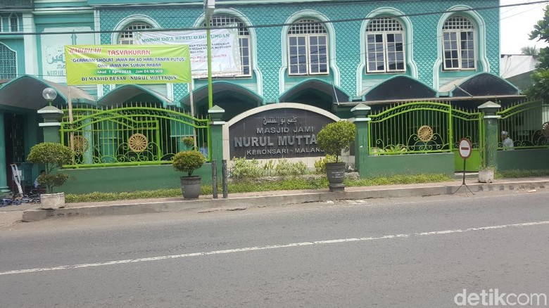 Seorang Pria Tak Dikenal Rusak Masjid di Malang Seorang Pria Tak Dikenal Rusak Masjid di Malang