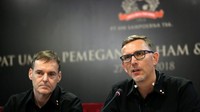 Presiden Direktur PT HM Sampoerna Tbk. (Sampoerna) Mindaugas Trumpaitis (kanan) didampingi Direktur Keuangan William Reilly Giff, memberikan pemaparan pada Paparan Publik 2018 di Gedung Bursa Efek Indonesia, Jakarta, Jumat (27/4/2018). Pool/Sampoerna.
