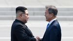 Bersejarah! Senyum Kim Jong Un-Presiden Korsel Saat Gandengan Tangan