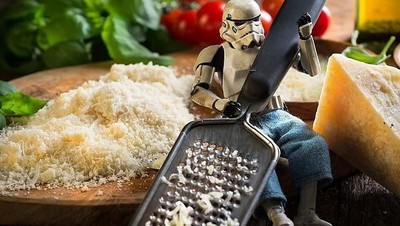 Intip Aksi Eric, Stormtrooper Imut yang Lagi Belanja Sayuran dan Minum Jus Buah