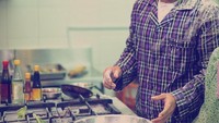 Pose di depan kompor, sudah siap mau masak nih kayaknya. Mau masak apa Chef Randy? Foto: Instagram @randpunk