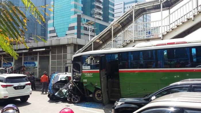 Bus Mayasari Tabrak Sejumlah Kendaraan di Slipi Jakbar