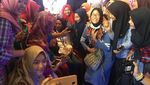 Senangnya Rini Dikerubuti Mahasiswa Minta Selfie