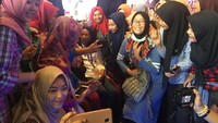 Ayo kita foto bareng dulu, ujar Rini menanggapi permintaan peserta yang mayoritas mahasiswi dari berbagai universitas di Solo. Rini mengenakan kemeja putih, celana hitam dan sepatu sneakers tampak gembira melayani permintaan selfie itu. Foto: Dok. Kementerian BUMN