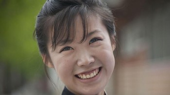 Tak hanya di Korsel, wanita Korut juga memiliki paras cantik seperti wanita ini yang tersenyum di depan kamera. (Foto: Eric Lafforgue)