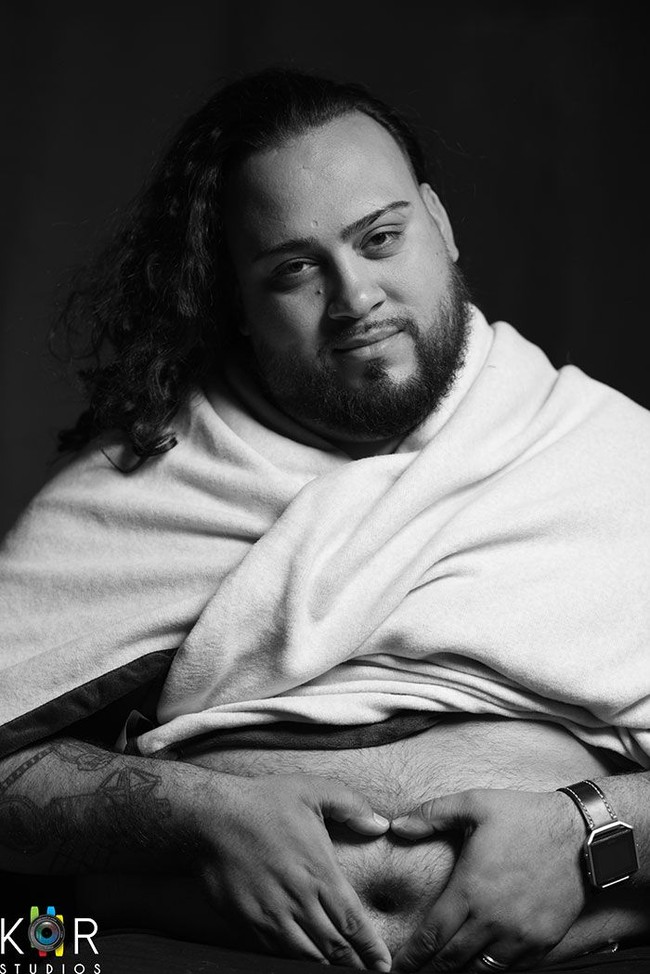 Pria bernama Chris Urena sangat gembira dengan kehamilan sang istri. Namun sang istri tidak mau merayakannya dengan foto hamil. Chris pun punya ide untuk membuat foto kehamilan versinya sendiri. Foto: Dok. Unilad