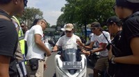 Tito dan istrinya tidak memakai helm hingga kemudian ditilang polisi di simpang Thamrin. (Foto: Peti/detikcom)