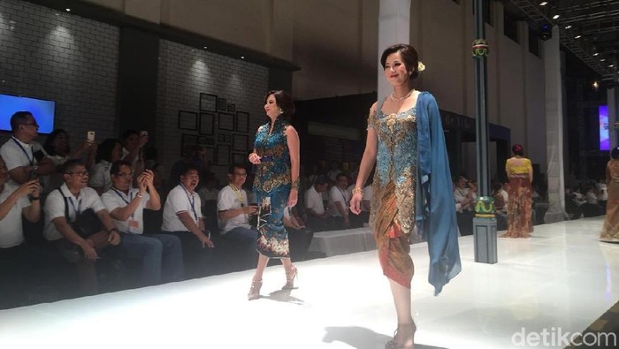 Wow! Srikandi BUMN Lenggak-lenggok di Catwalk