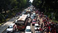 Penampakan sepeda motor dan mobil berbagi ruang di 3 lajur Jalan Medan Merdeka Barat (Foto: Matius Alfons/detikcom)