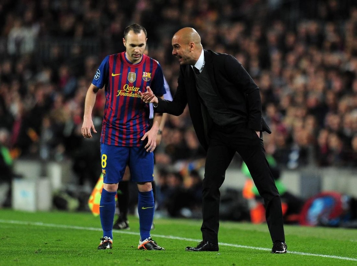 Pep Guardiola dan Andres Iniesta saat masih sama-sama di Barcelona (Foto: Shaun Botterill/Getty Images)