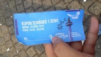 Kupon jenis lainnya ada yang berwarna biru yang bisa ditukar dengan sembako 1 jenis barang (Foto: Peti/detikcom)