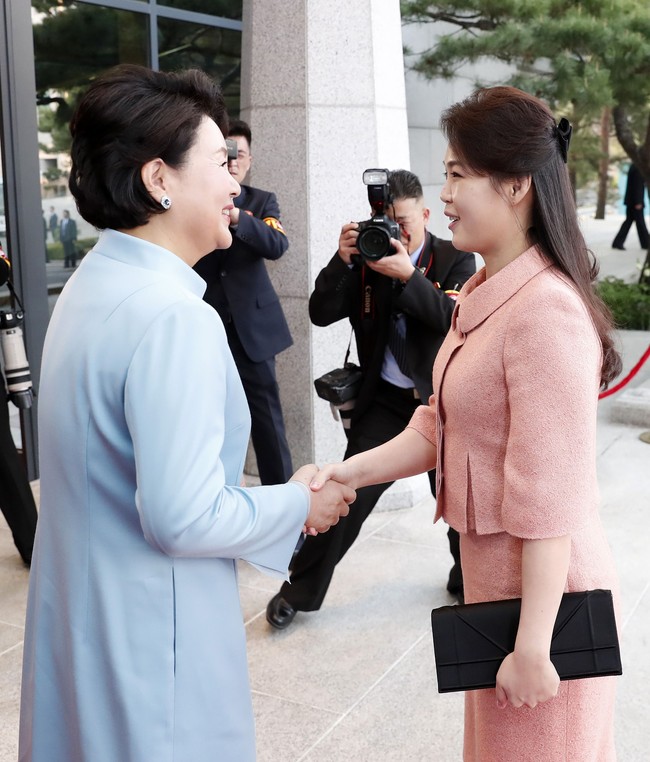 Keduanya kompak dalam balutan busana elegan bewarna pastel. Dilansir dari berbagai sumber, warna pastel melambangkan kelembutan, ketenangan, kesegaran, serta netralitas. Tampaknya, mereka sedang berdiplomasi lewat fashion. Foto: Dok. Getty Images