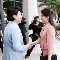 Keduanya kompak dalam balutan busana elegan bewarna pastel. Dilansir dari berbagai sumber, warna pastel melambangkan kelembutan, ketenangan, kesegaran, serta netralitas. Tampaknya, mereka sedang berdiplomasi lewat fashion. Foto: Dok. Getty Images