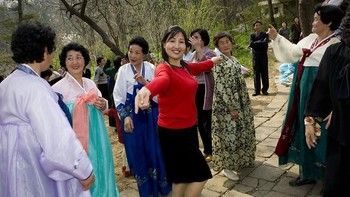 Mereka sedang menari di taman tampak bahagia. (Foto: Eric Lafforgue)