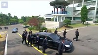 Bukan cuma pengawalnya saja, bahkan untuk mobilnya juga dilengkapi dengan fitur keamanan nomor satu. Foto: Screenshot Youtube Daily Mail
