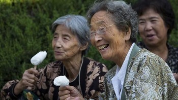 Adalah Eric Lafforgue seorang fotografer yang sudah berkeliling Korea Utara sampai 6 kali. Foto warga korea sedang makan es krim di taman Nasioanl Pyongyang, Korea Utara. (Foto: Eric Lafforgue)