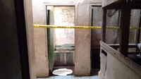 Ledakan tabung gas terjadi di MCK umum di wilayah Kampung Melayu, Jakarta Timur, dan mengakibakan 8 orang mengalami luka bakar hingga harus dilarikan ke rumah sakit. MCK ini sudah dipasang garis polisi. (Foto: Yuni Ayu Amida/detikcom)