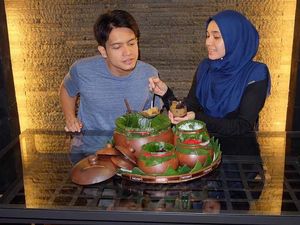 Jajan di Angkringan Milik Artis Dimas Seto dan Dhini Aminarti