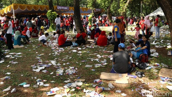 Waduh Sampah Berserakan di Monas