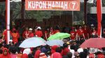 Warga Serbu Tenda Sembako di Monas