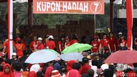 Setidaknya lebih dari 10 stand yang didirikan. Ada beberapa stand untuk pembagian makan dan sembako gratis, juga makanan berdiskon. Sembako yang dibagikan di antaranya beras, minyak goreng, gula, dan mie instan. 
