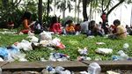 Waduh Sampah Berserakan di Monas