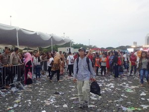 200 Petugas Berjibaku Bersihkan Monas Usai Acara Bagi-bagi Sembako