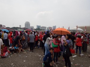Cerita Warga Soal Kupon Bagi-bagi Sembako di Monas
