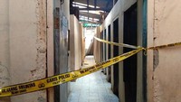 Ledakan tabung gas di sebuah MCK di wilayah Kampung Melayu, Jakarta Timur, mengakibakan 8 orang mengalami luka bakar dan dilarikan ke rumah sakit. MCK ini berada di wilayah permukiman padat penduduk. Ada banyak warga di sekitar lokasi MCK apalagi sedang ada warga yang sedang persiapan untuk hajatan. (Foto: Yuni Ayu Amida/detikcom)