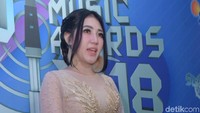 Via Vallen digadang-gadang sebagai rival Ayu Ting Ting dalam dunia tarik suara.  Foto: Noel/ detikHOT