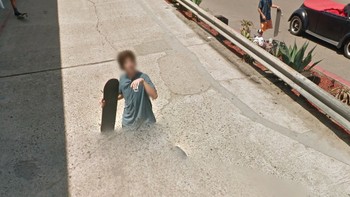 Bukan sulap, bukan sihir. Cuma salah satu penampakan di Google Street View. (Foto: Google)