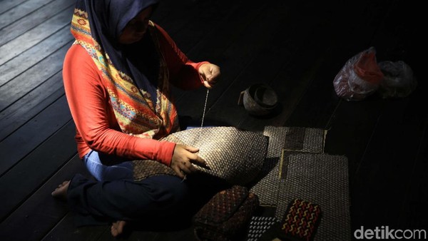 Melihat Pembuatan Kerajinan Dari Limbah Kayu