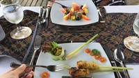 Makan siang di Ubud, Randy asyik menyantap sate lilit nih. Oiya, demi menjaga bentuk tubuhnya ini, Randy rela tak makan nasi lho. Foto: Instagram @randpunk